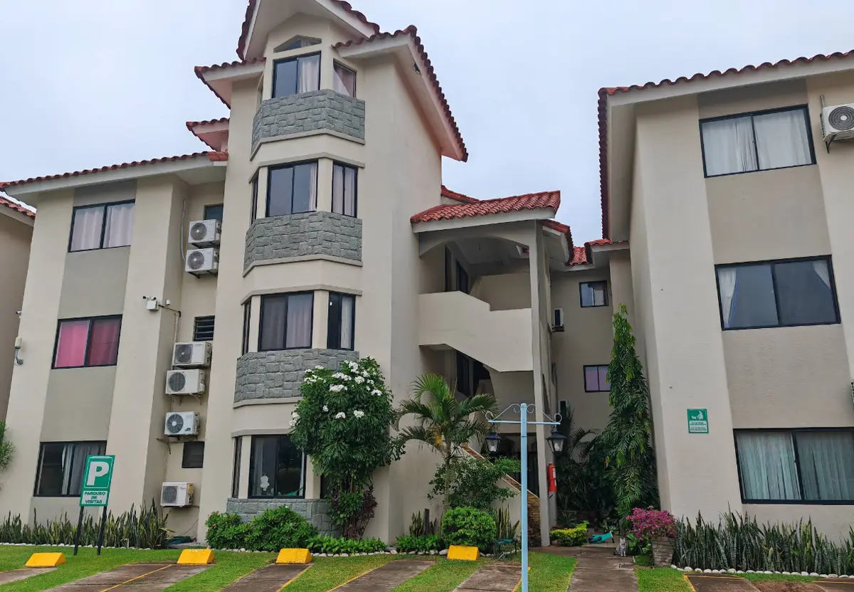 Condominio Centenario I — 12 casas y 18 departamentos